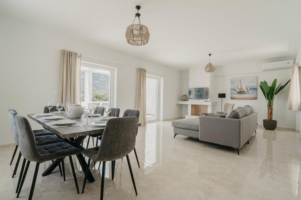 Kitchen or kitchenette, Seating area, Dining area