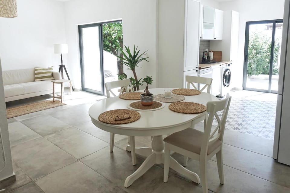 Patio, Kitchen or kitchenette, Living room, Seating area, Dining area