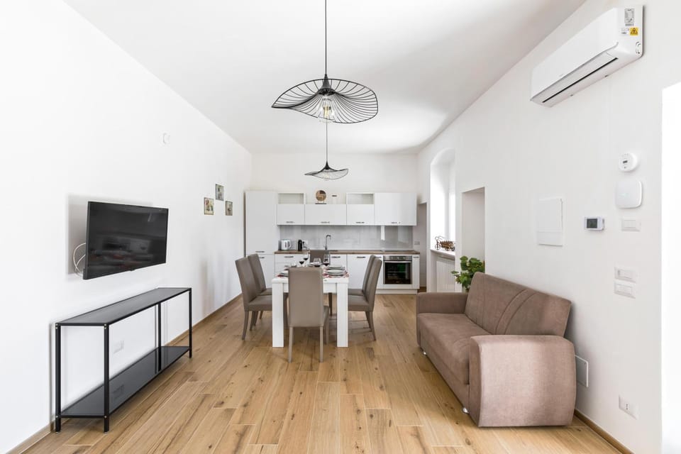 TV and multimedia, Kitchen or kitchenette, Living room, Dining area, air conditioner