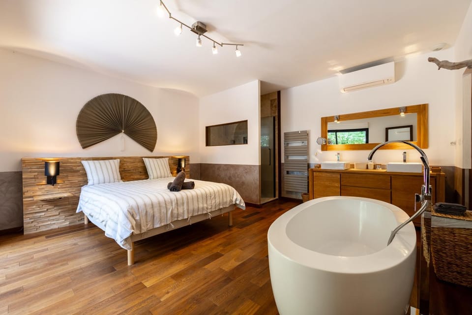Bed, Photo of the whole room, Bedroom, Bath, towels, air conditioner