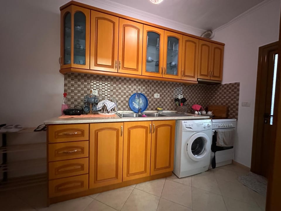 Kitchen or kitchenette, minibar, oven, stove, washing machine, dryer