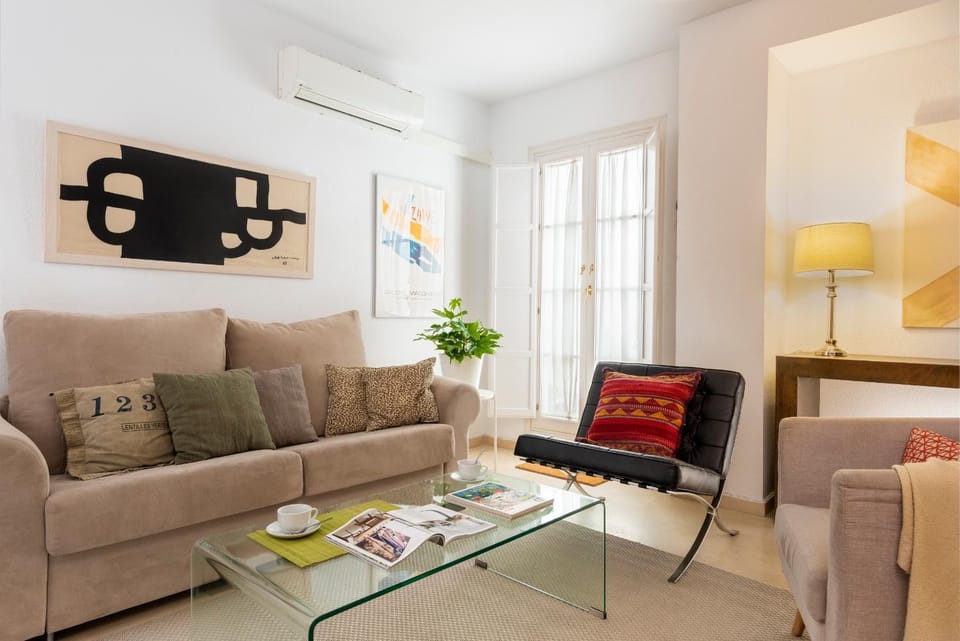 TV and multimedia, Living room, Seating area, air conditioner