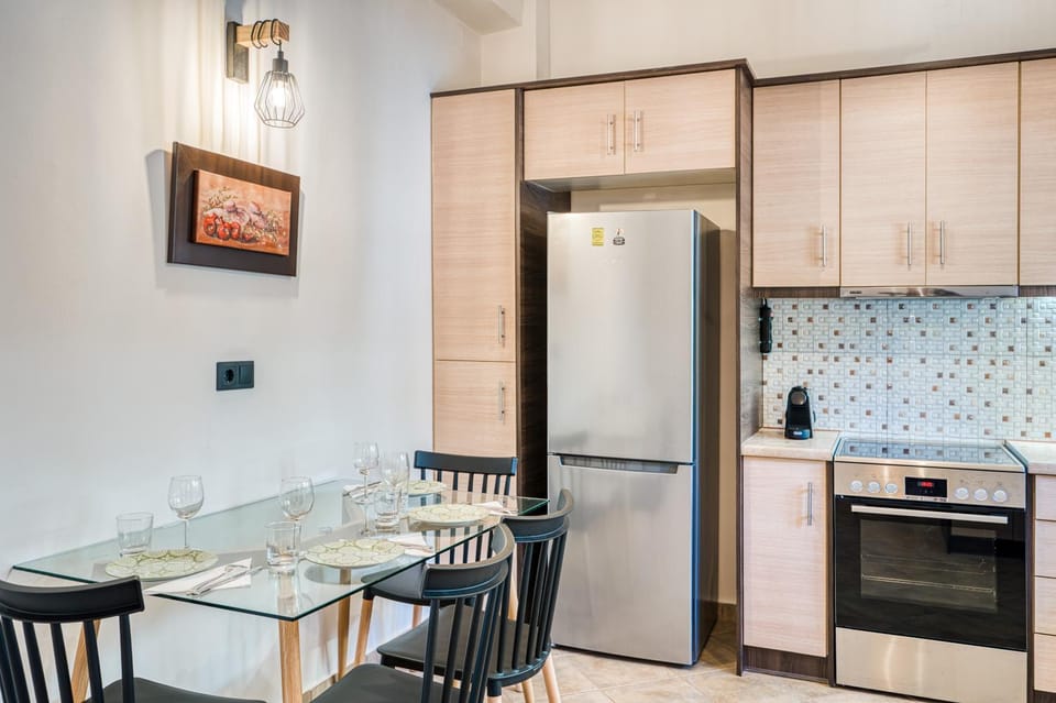 Kitchen or kitchenette, Dining area, oven, stove