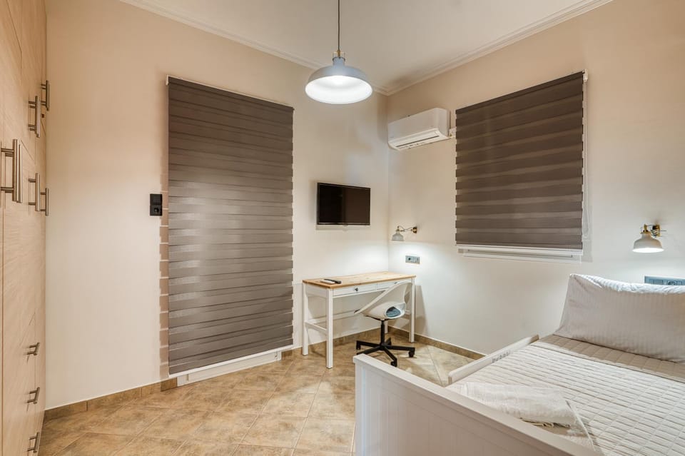 Bed, TV and multimedia, Photo of the whole room, Bedroom, air conditioner