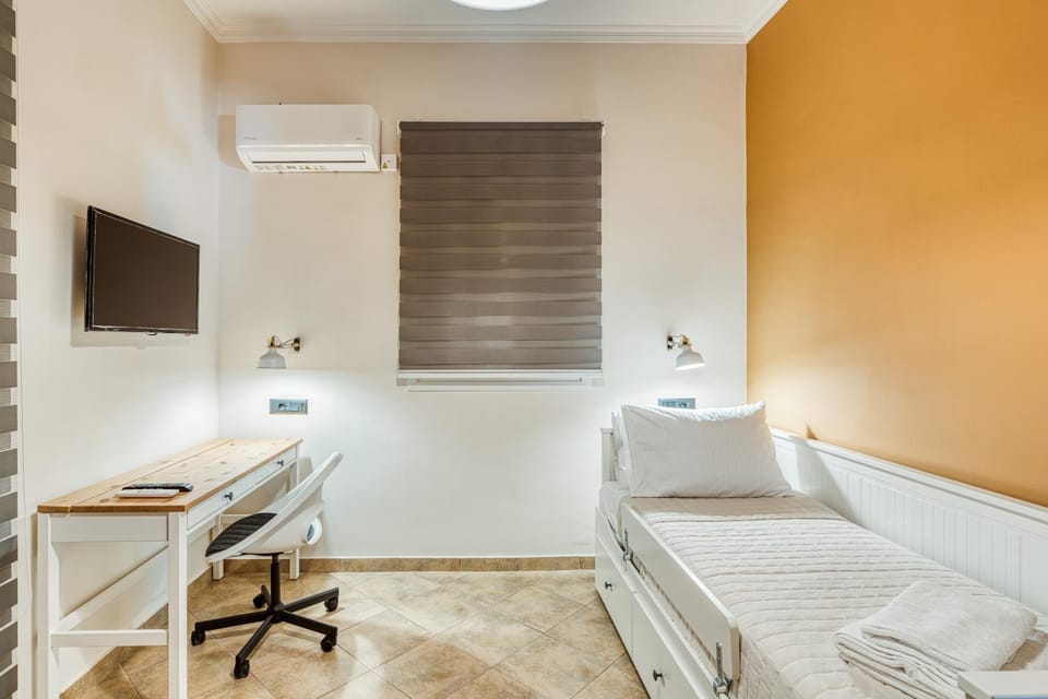 Bed, TV and multimedia, Bedroom, air conditioner