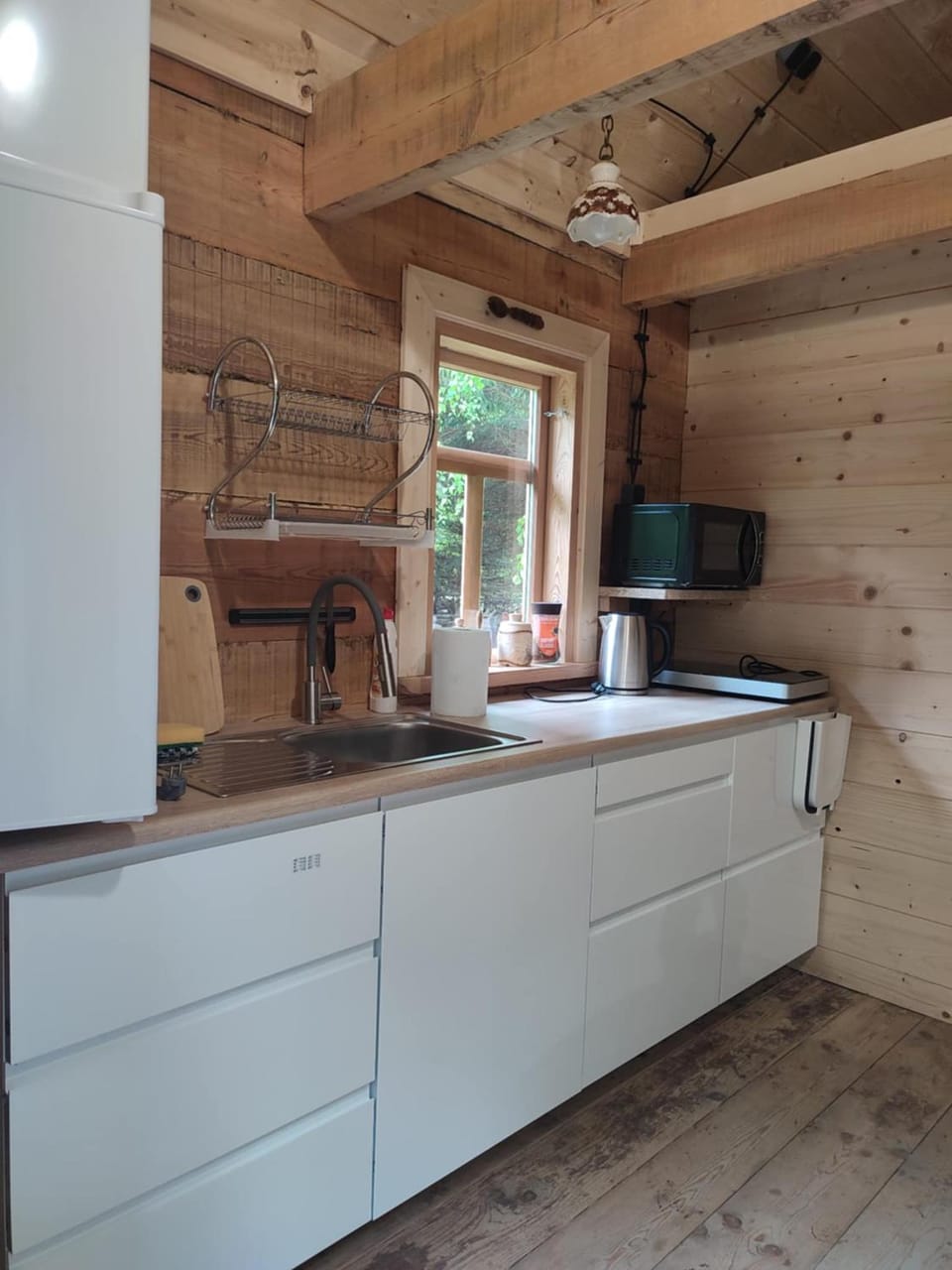 Kitchen or kitchenette, microwave, stove