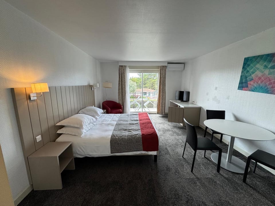 Bed, TV and multimedia, Photo of the whole room, Dining area, Bedroom