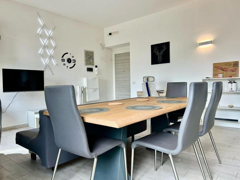 Communal lounge/ TV room, TV and multimedia, Living room, Seating area, Dining area, Evening entertainment