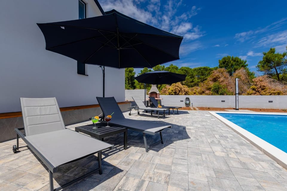 Day, Pool view, Swimming pool, sunbed