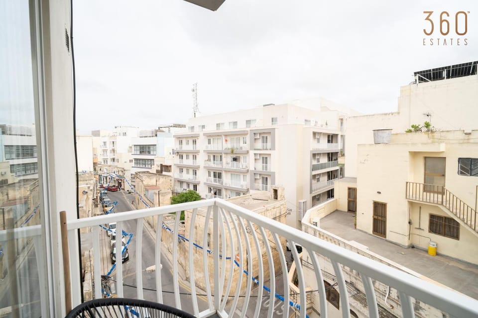 Property building, Day, Neighbourhood, View (from property/room), Balcony/Terrace, City view
