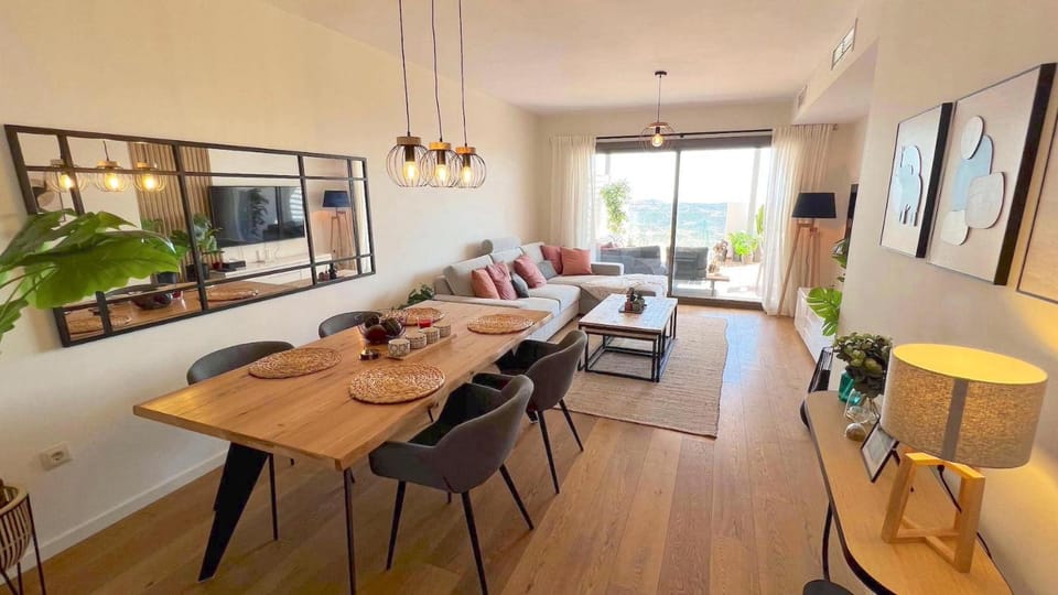 TV and multimedia, Living room, Seating area, Dining area
