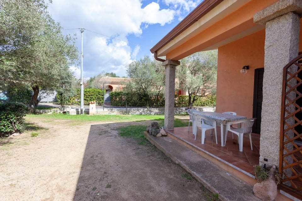 Property building, Garden, Dining area, Garden view