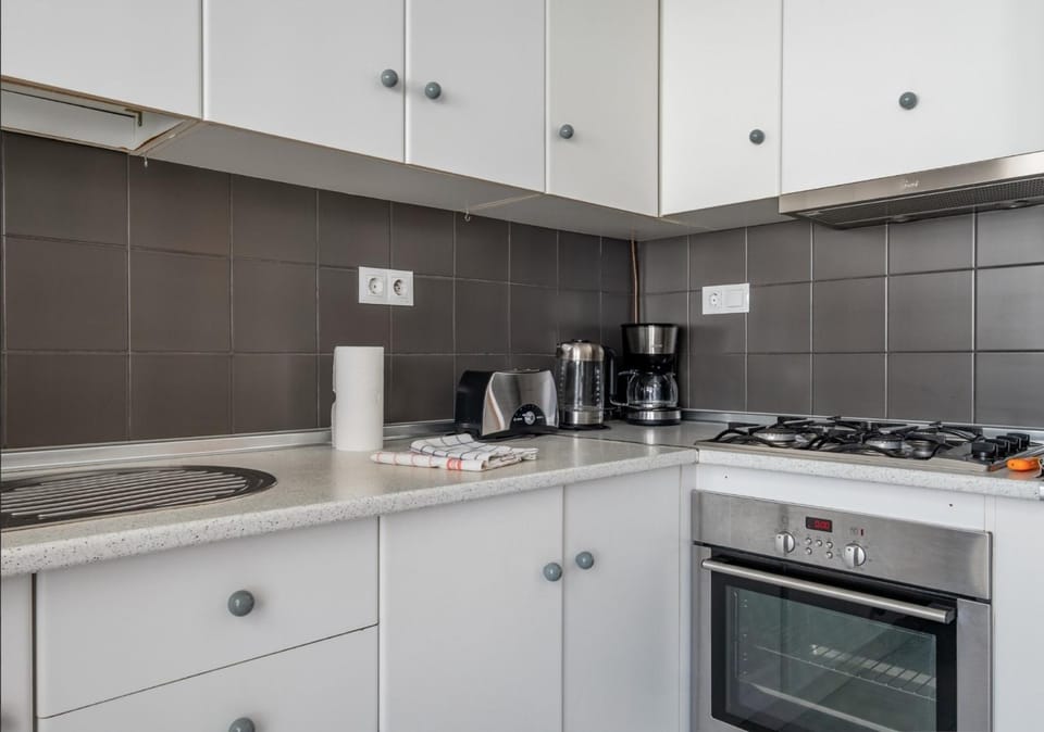 Coffee/tea facilities, Kitchen or kitchenette, stove, toaster