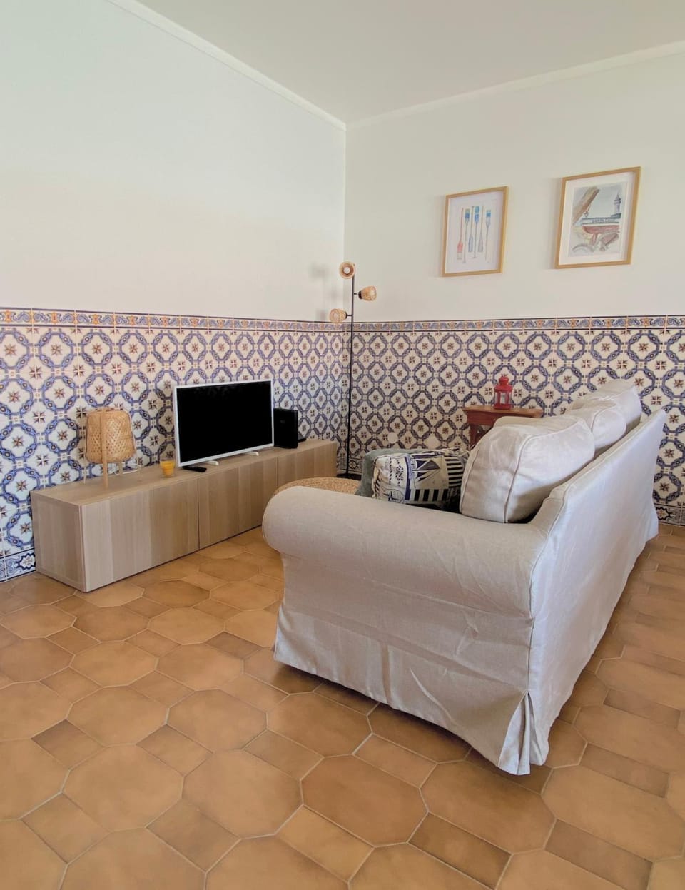 TV and multimedia, Living room, Seating area, Evening entertainment