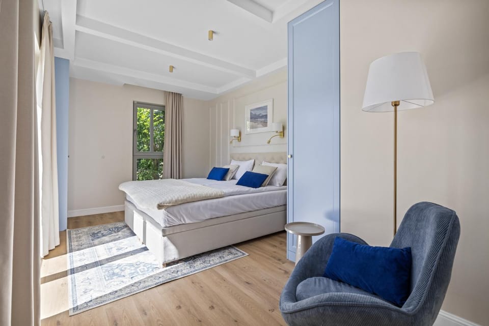 Bed, Seating area, Bedroom