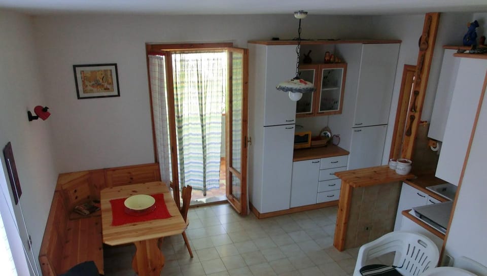Kitchen or kitchenette, Dining area, stove