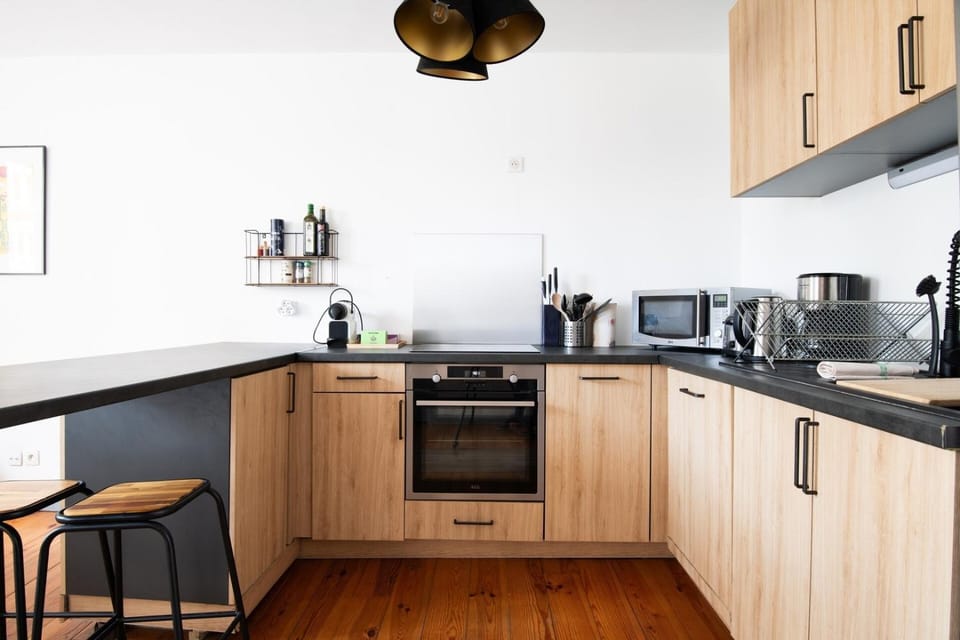 Coffee/tea facilities, oven