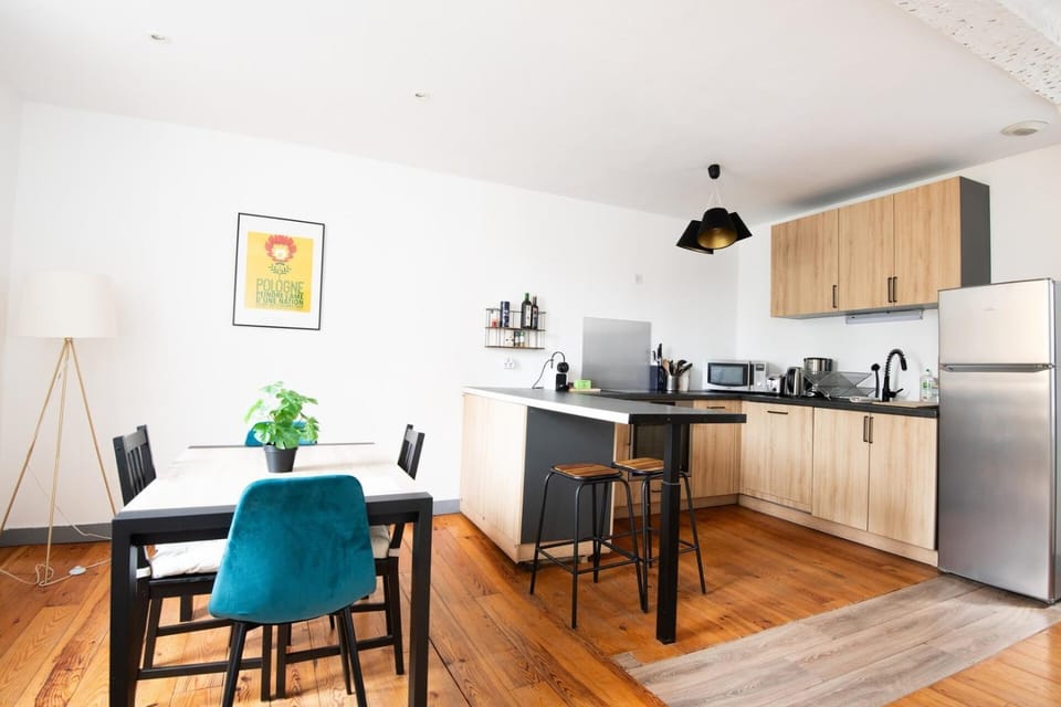 Coffee/tea facilities, Kitchen or kitchenette, Dining area, stove