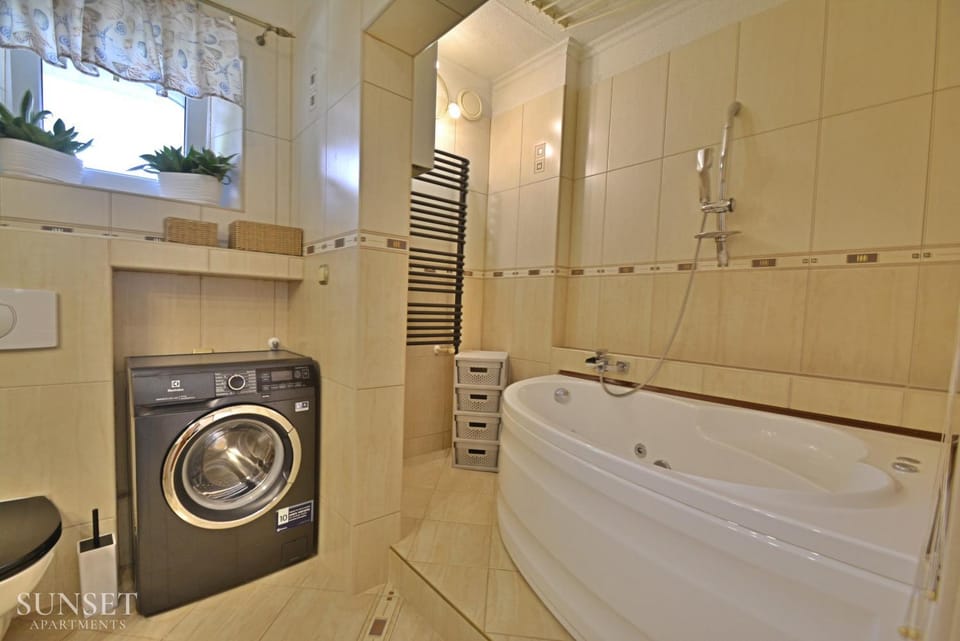 Bathroom, Bath, towels, washing machine