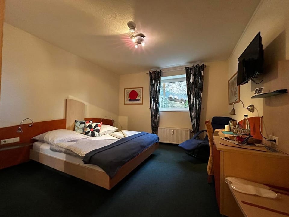 Bed, TV and multimedia, Photo of the whole room, Bedroom