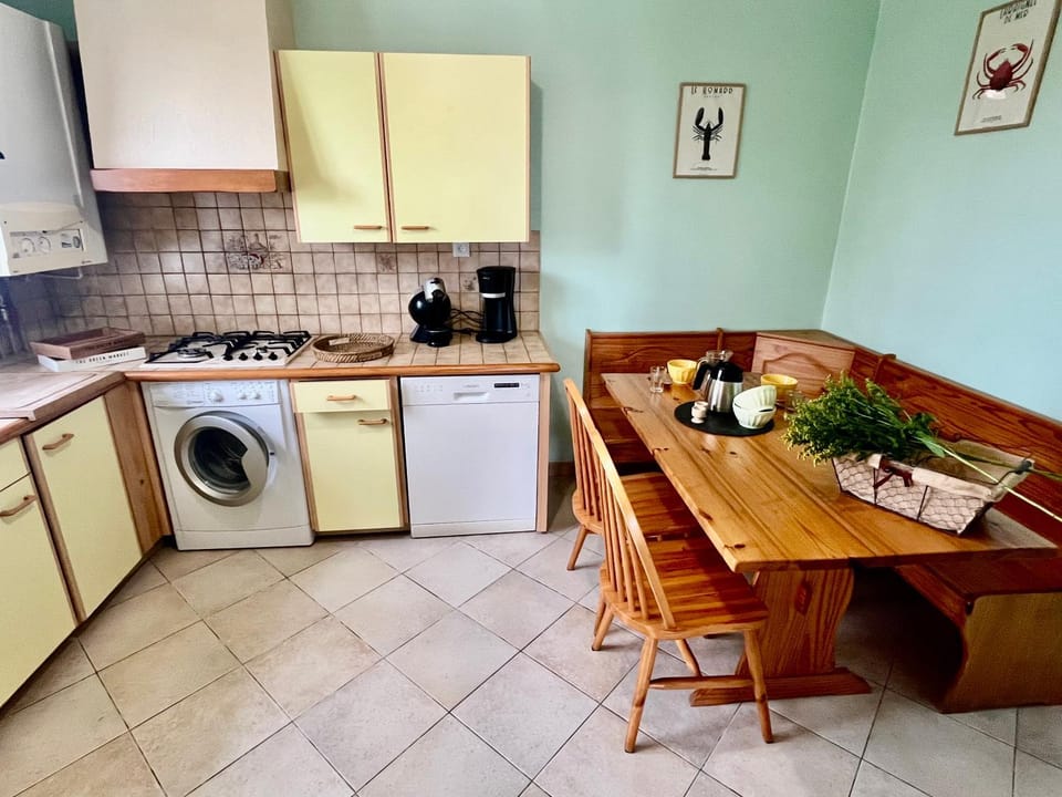 Coffee/tea facilities, Dining area, dishwasher, oven, washing machine