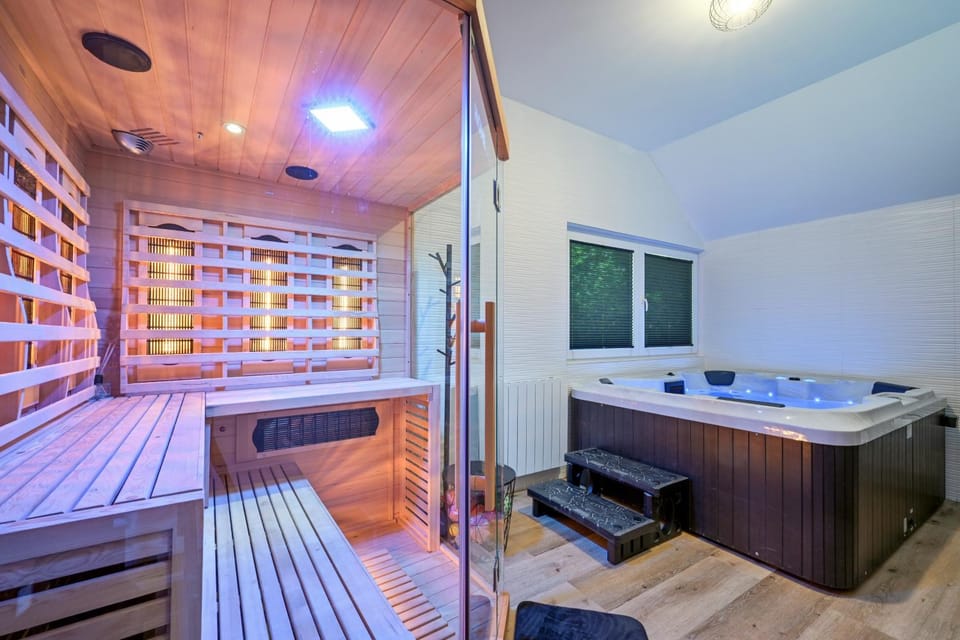 Hot Tub, Sauna
