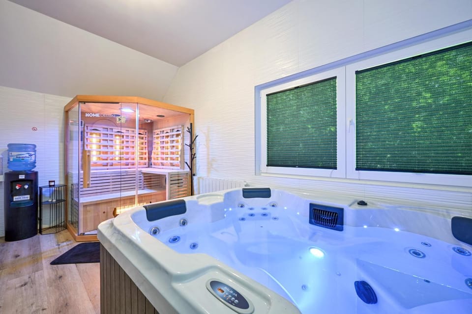 Hot Tub, Sauna