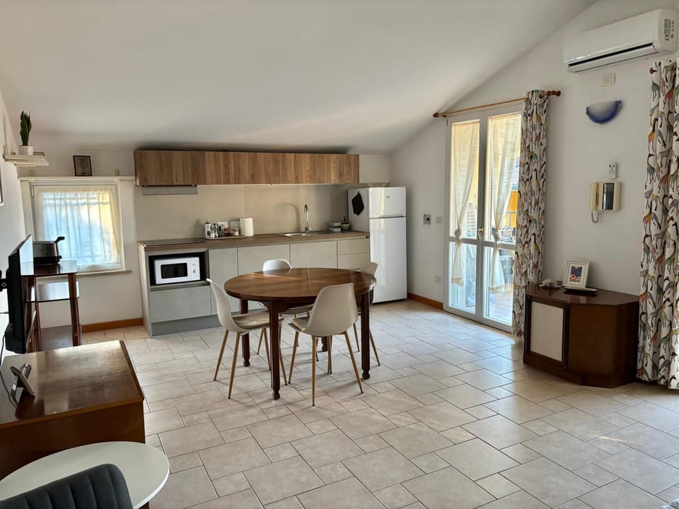 Kitchen or kitchenette, Dining area, stove, toaster