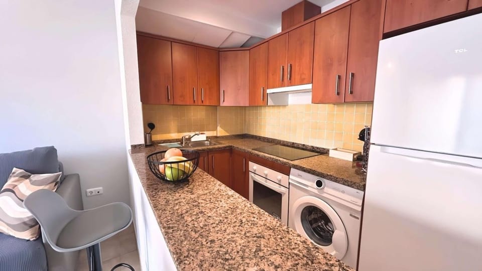 Coffee/tea facilities, Kitchen or kitchenette, oven, stove, toaster, washing machine