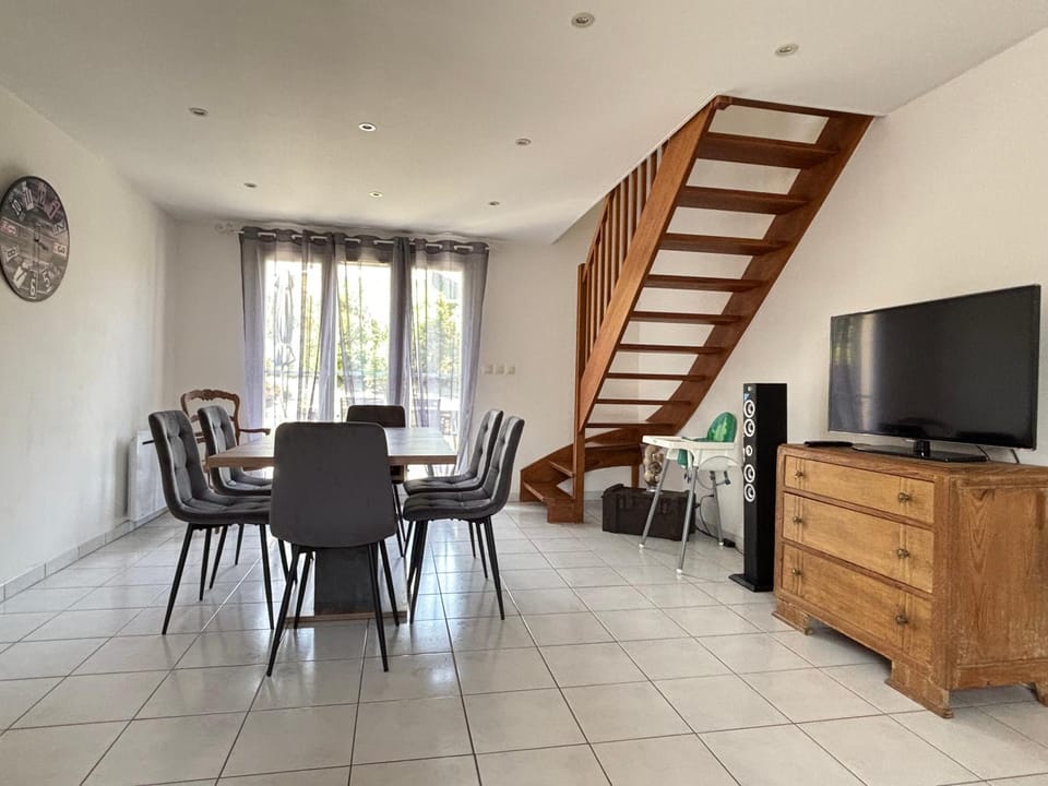 Communal lounge/ TV room, TV and multimedia, Living room, Seating area, Dining area