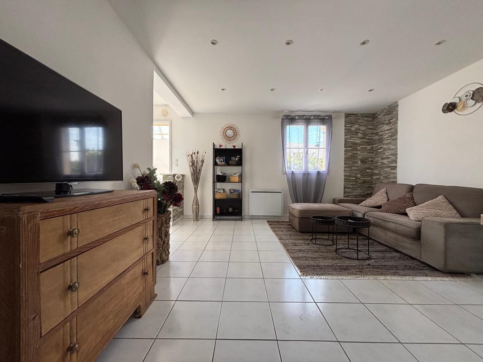 Communal lounge/ TV room, TV and multimedia, Living room, Seating area