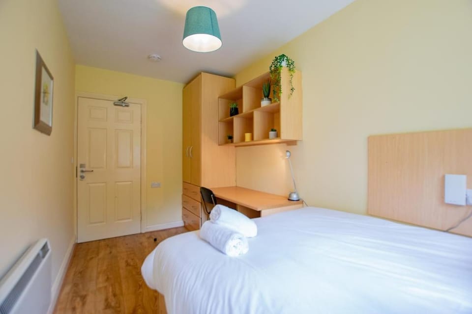128 - Comfy 2 Bed Apt with Parking Apartment in Galway