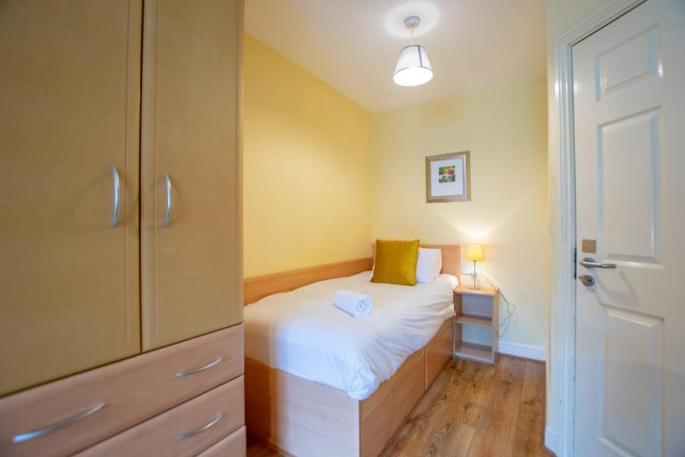 128 - Comfy 2 Bed Apt with Parking Apartment in Galway