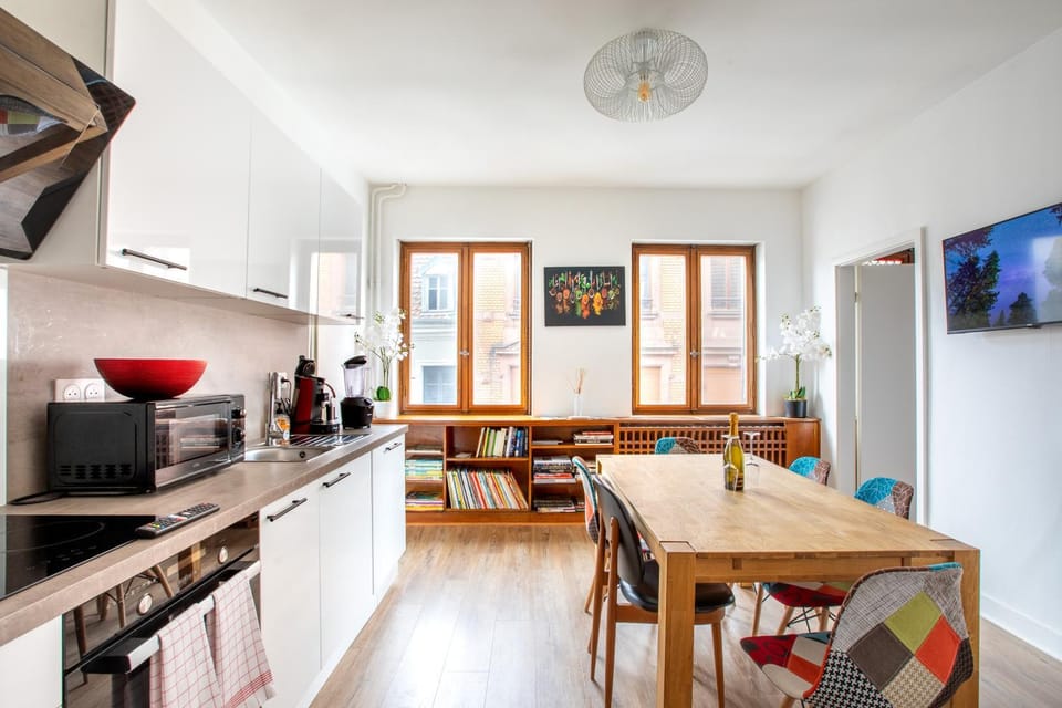 Kitchen or kitchenette, Dining area
