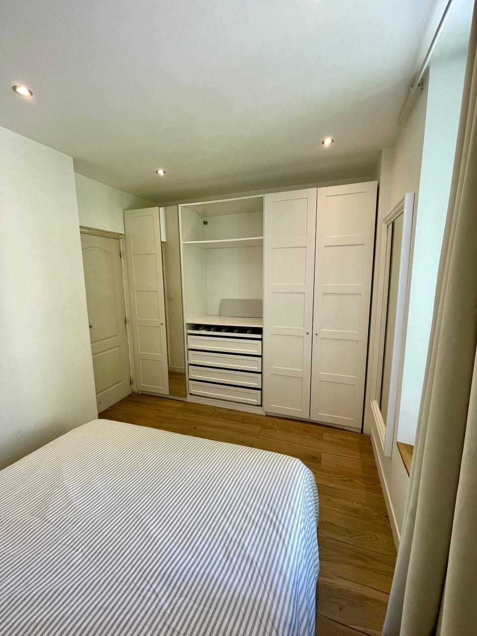 Bedroom, wardrobe, air conditioner, air conditioner