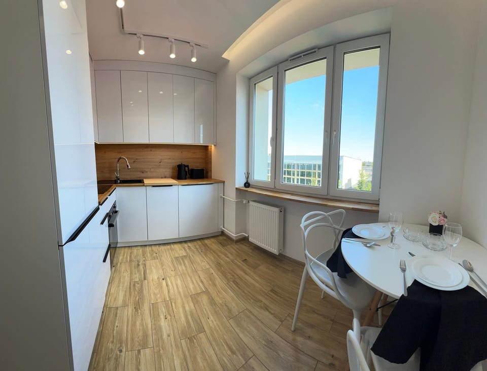 Kitchen or kitchenette, Dining area, stove