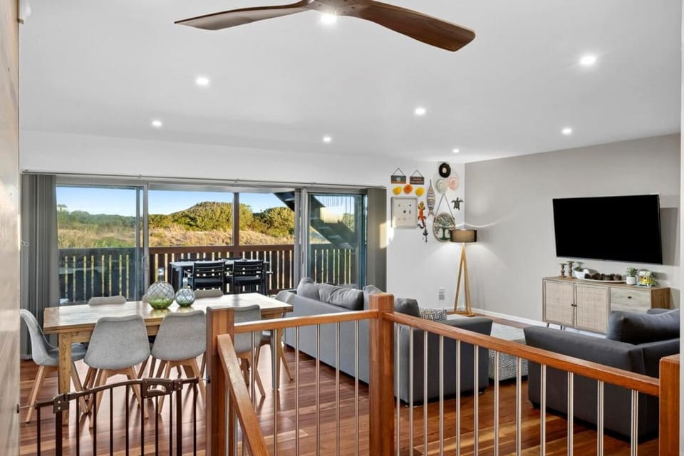Communal lounge/ TV room, Natural landscape, TV and multimedia, View (from property/room), Balcony/Terrace, Living room, Seating area, Dining area, Evening entertainment