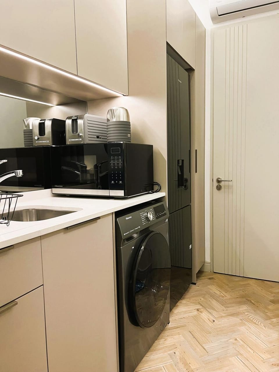 Kitchen or kitchenette, oven, washing machine, dryer