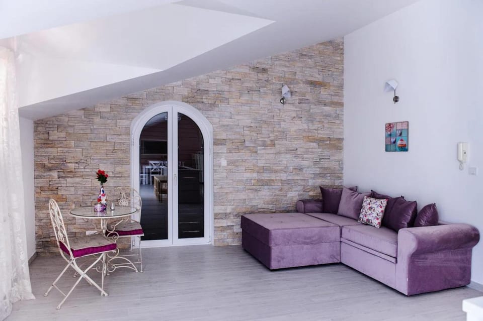 Lara Rose apartment shared pool Apartment in Podstrana