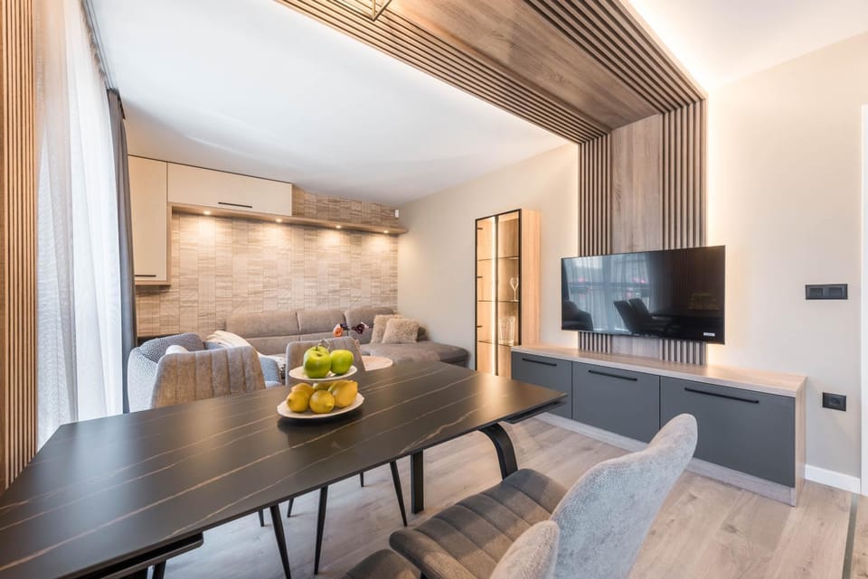 TV and multimedia, Living room, Seating area, Dining area