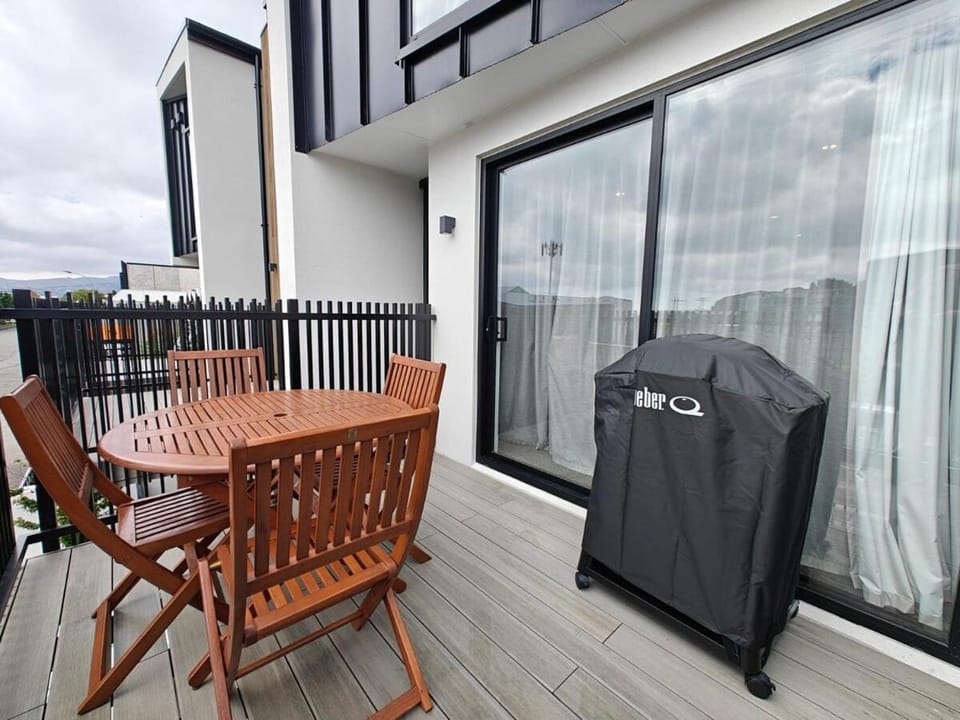 CBD New 2 Bed 2 Baths By Hagley Park With Parking House in Christchurch