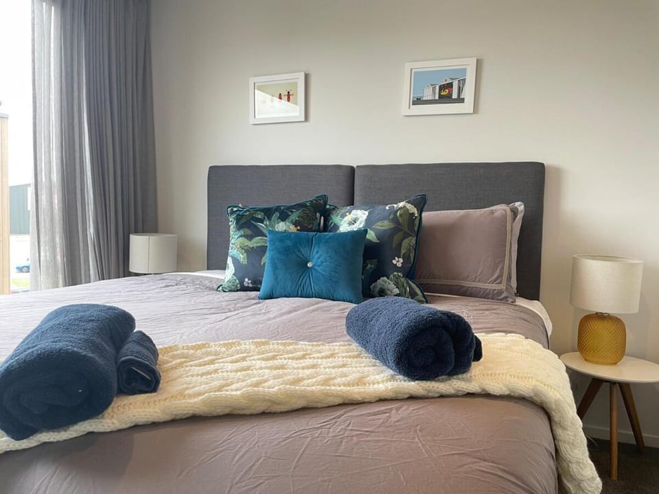 CBD New 2 Bed 2 Baths By Hagley Park With Parking House in Christchurch