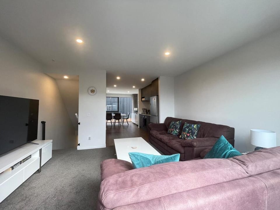 CBD New 2 Bed 2 Baths By Hagley Park With Parking House in Christchurch