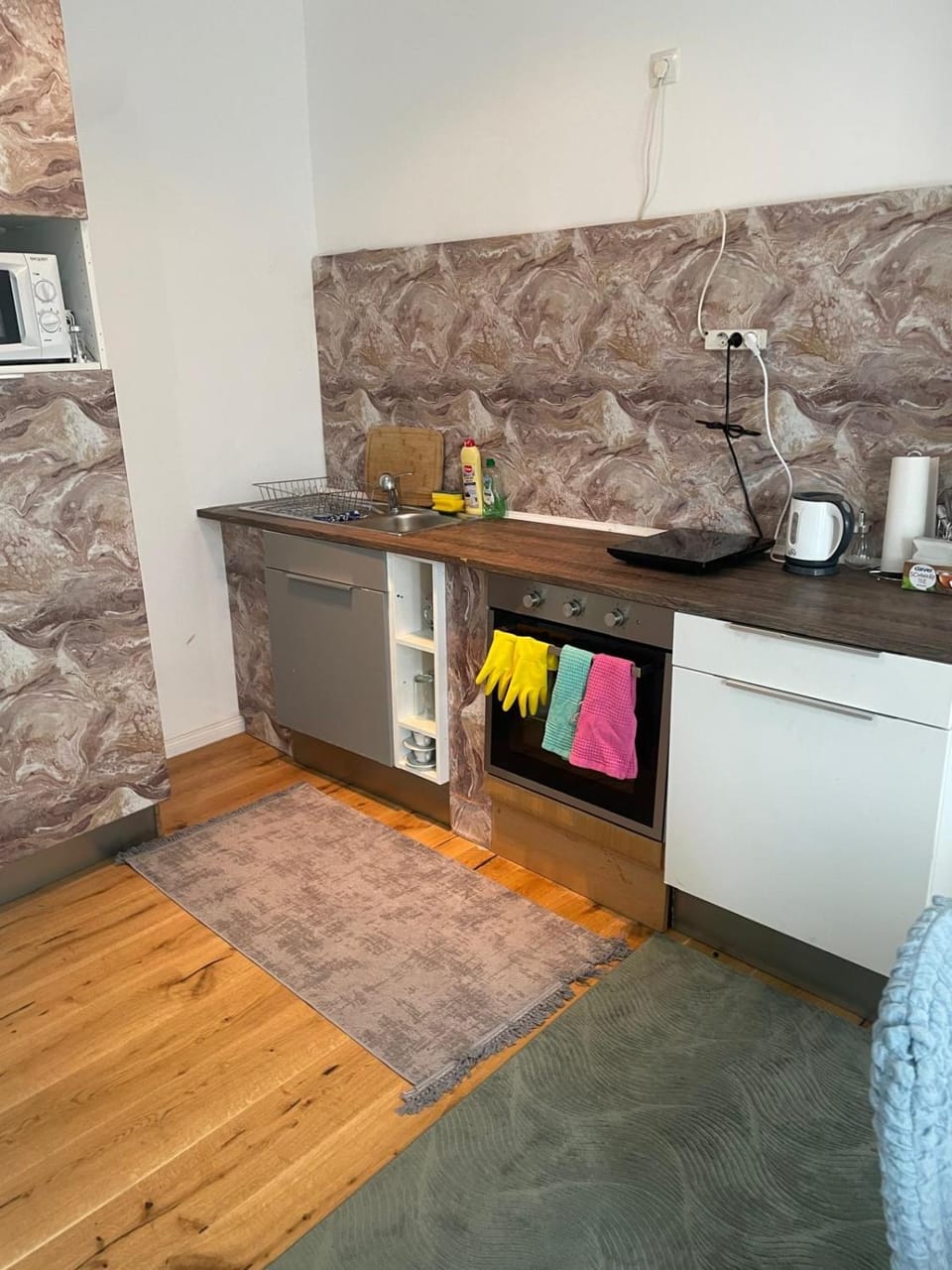 Kitchen or kitchenette, dishwasher, minibar, stove