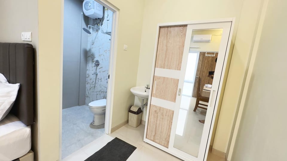 Shower, Toilet, Bathroom, bidet, towels, wardrobe