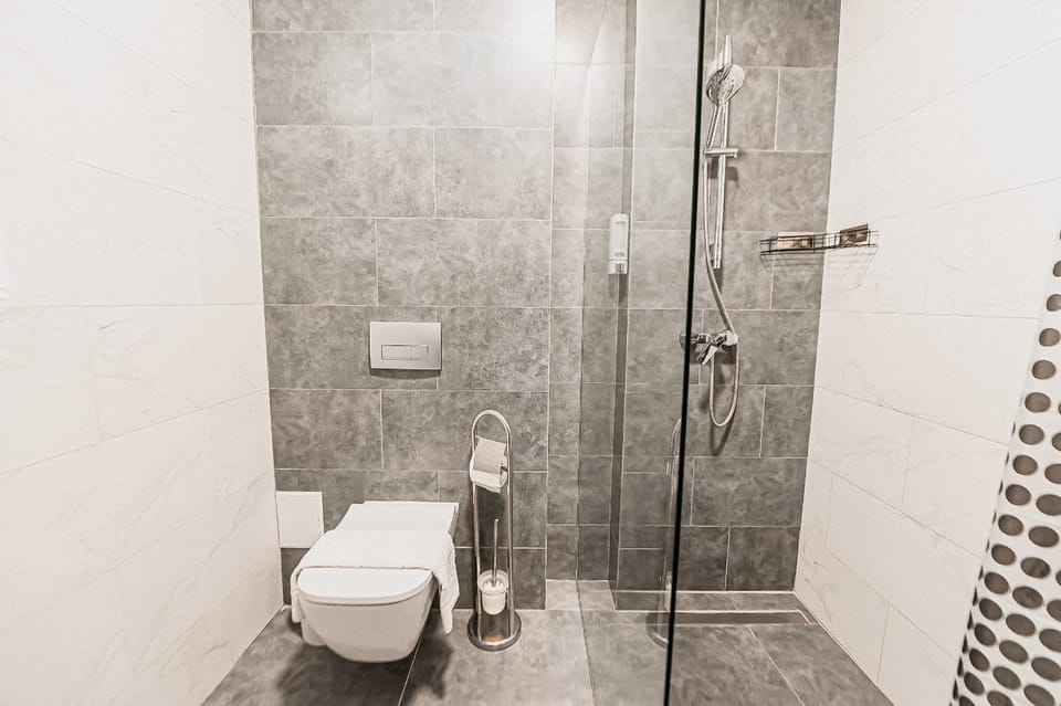 Shower, Toilet