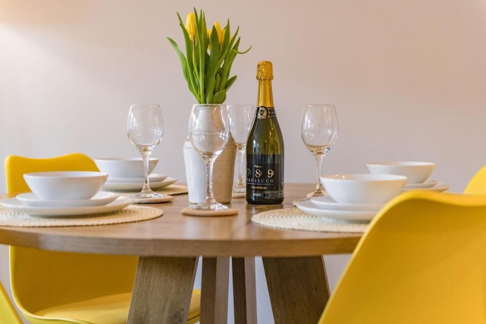 Seating area, Dining area