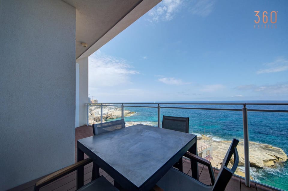Day, Natural landscape, Balcony/Terrace, Living room, Seating area, Dining area, Beach