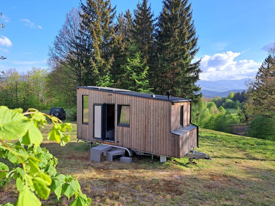 Property building, Facade/entrance, Spring, Natural landscape, Mountain view, pet friendly