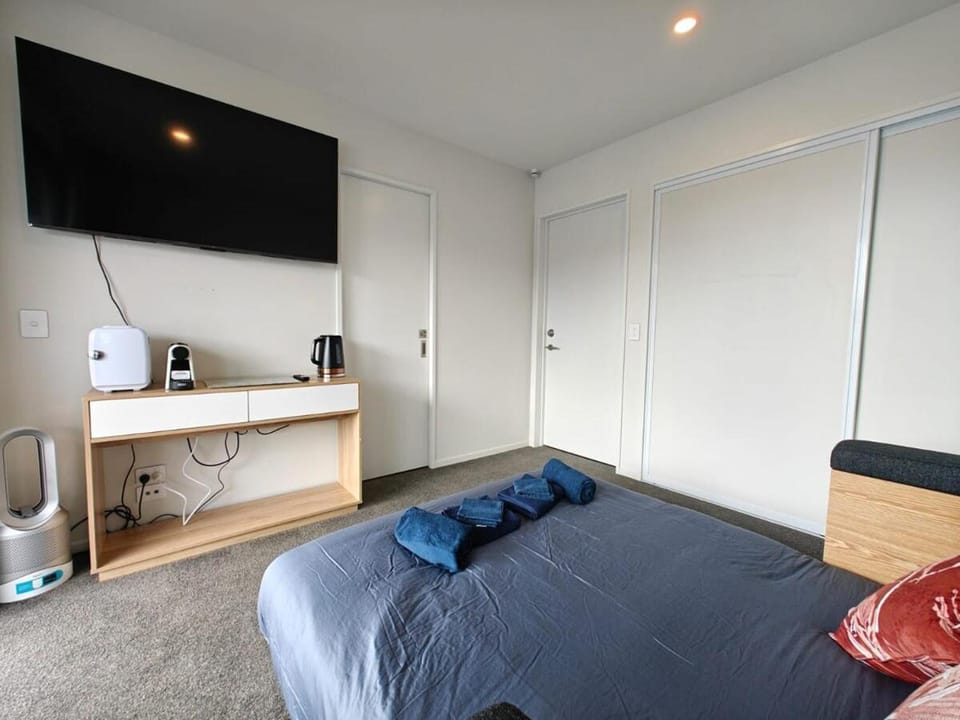 Luxury 3 Bed Townhouse By Hagley Park With Garage House in Christchurch